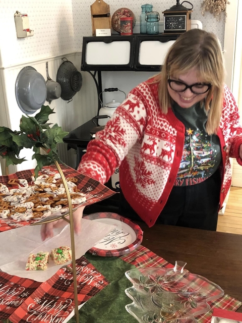 A women arranges sweets on a plate