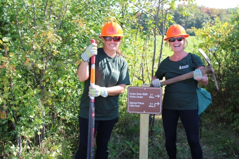 Image of volunteers doing trail maintenance