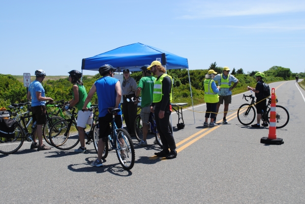 Image of crowd of people on bikes at information station